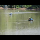 LKW-Reifen dienen diesen Fischern als Boote